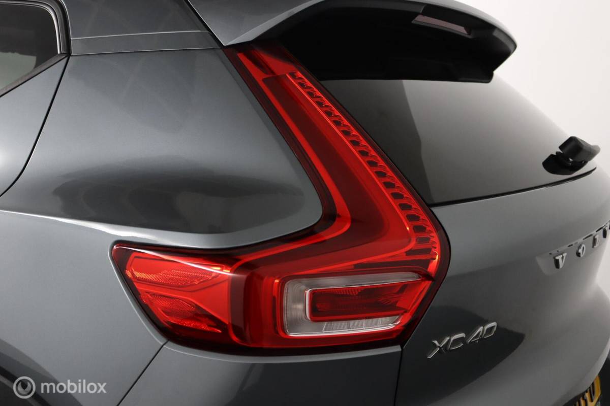 Volvo XC40 Volvo XC40 2.0 T5 AWD Intro Edition | Panoramadak | 360 Camera | Adaptive Cruise | Keyless | BLISS | Verwarmbare voorstoelen & Stuurwiel | Elektrische stoelen | Privacy Glass