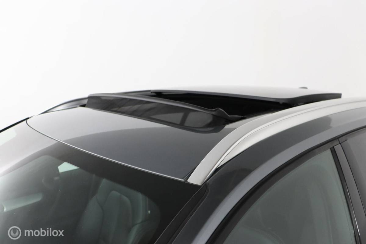 Volvo XC40 Volvo XC40 2.0 T5 AWD Intro Edition | Panoramadak | 360 Camera | Adaptive Cruise | Keyless | BLISS | Verwarmbare voorstoelen & Stuurwiel | Elektrische stoelen | Privacy Glass