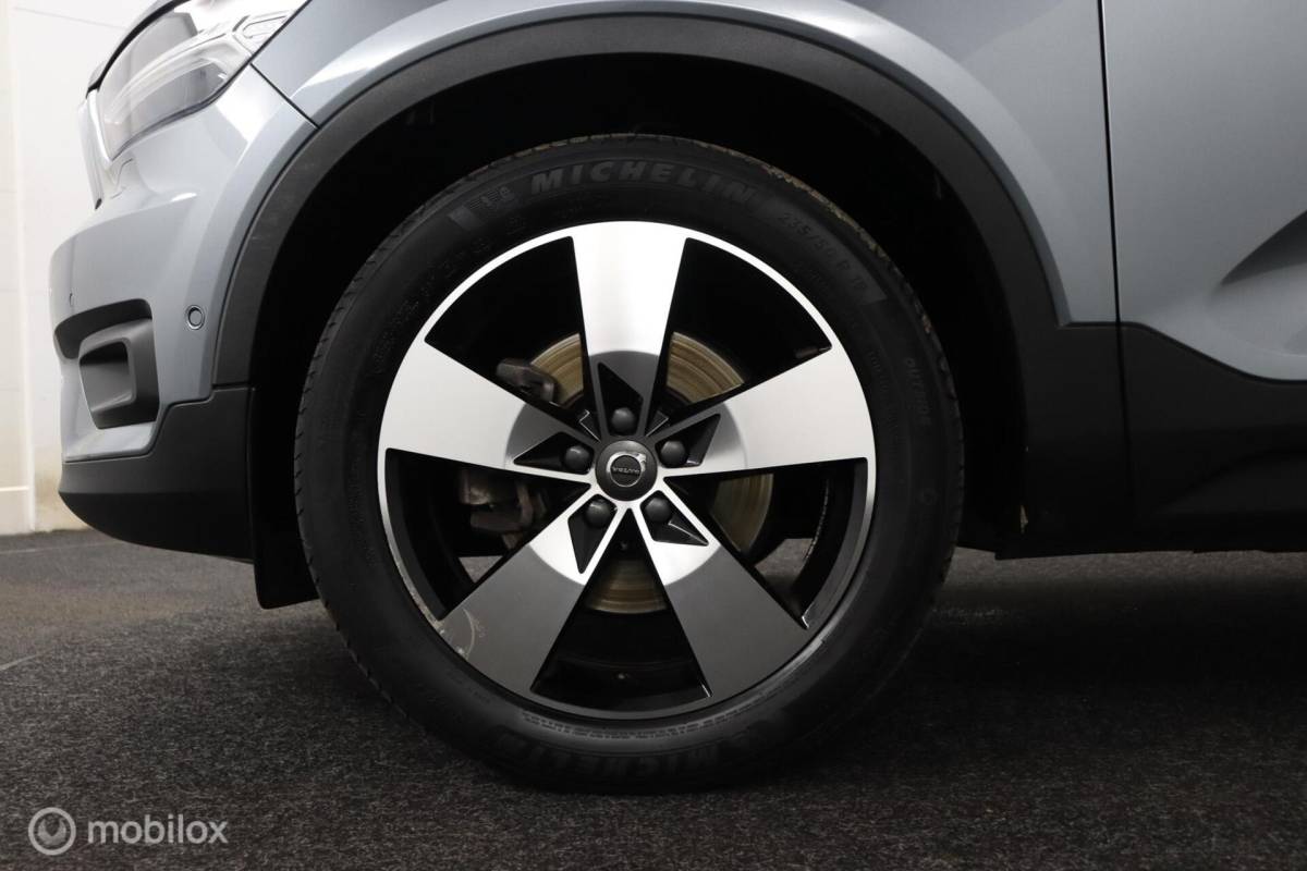 Volvo XC40 Volvo XC40 2.0 T5 AWD Intro Edition | Panoramadak | 360 Camera | Adaptive Cruise | Keyless | BLISS | Verwarmbare voorstoelen & Stuurwiel | Elektrische stoelen | Privacy Glass