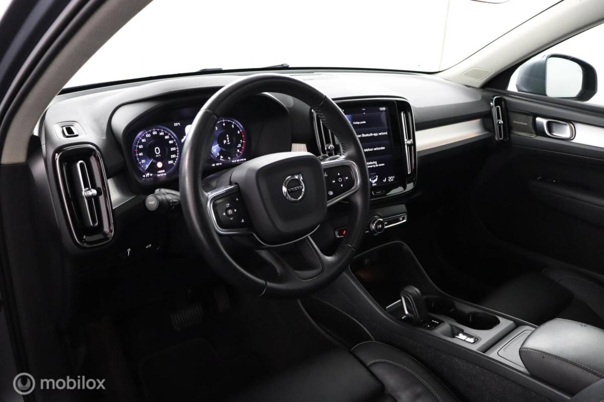 Volvo XC40 Volvo XC40 2.0 T5 AWD Intro Edition | Panoramadak | 360 Camera | Adaptive Cruise | Keyless | BLISS | Verwarmbare voorstoelen & Stuurwiel | Elektrische stoelen | Privacy Glass