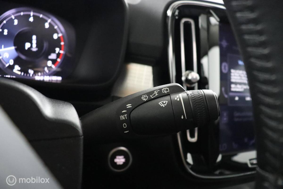 Volvo XC40 Volvo XC40 2.0 T5 AWD Intro Edition | Panoramadak | 360 Camera | Adaptive Cruise | Keyless | BLISS | Verwarmbare voorstoelen & Stuurwiel | Elektrische stoelen | Privacy Glass