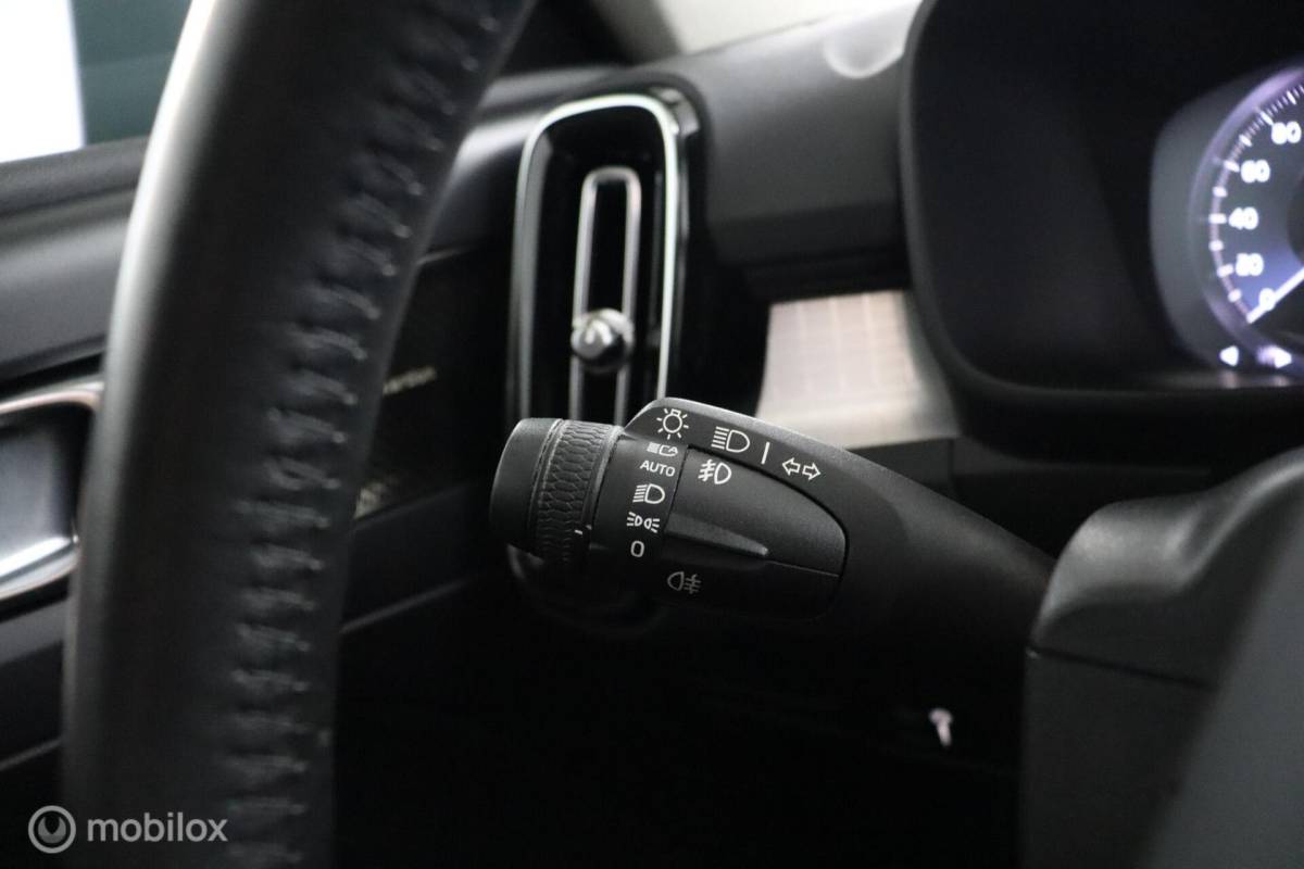 Volvo XC40 Volvo XC40 2.0 T5 AWD Intro Edition | Panoramadak | 360 Camera | Adaptive Cruise | Keyless | BLISS | Verwarmbare voorstoelen & Stuurwiel | Elektrische stoelen | Privacy Glass