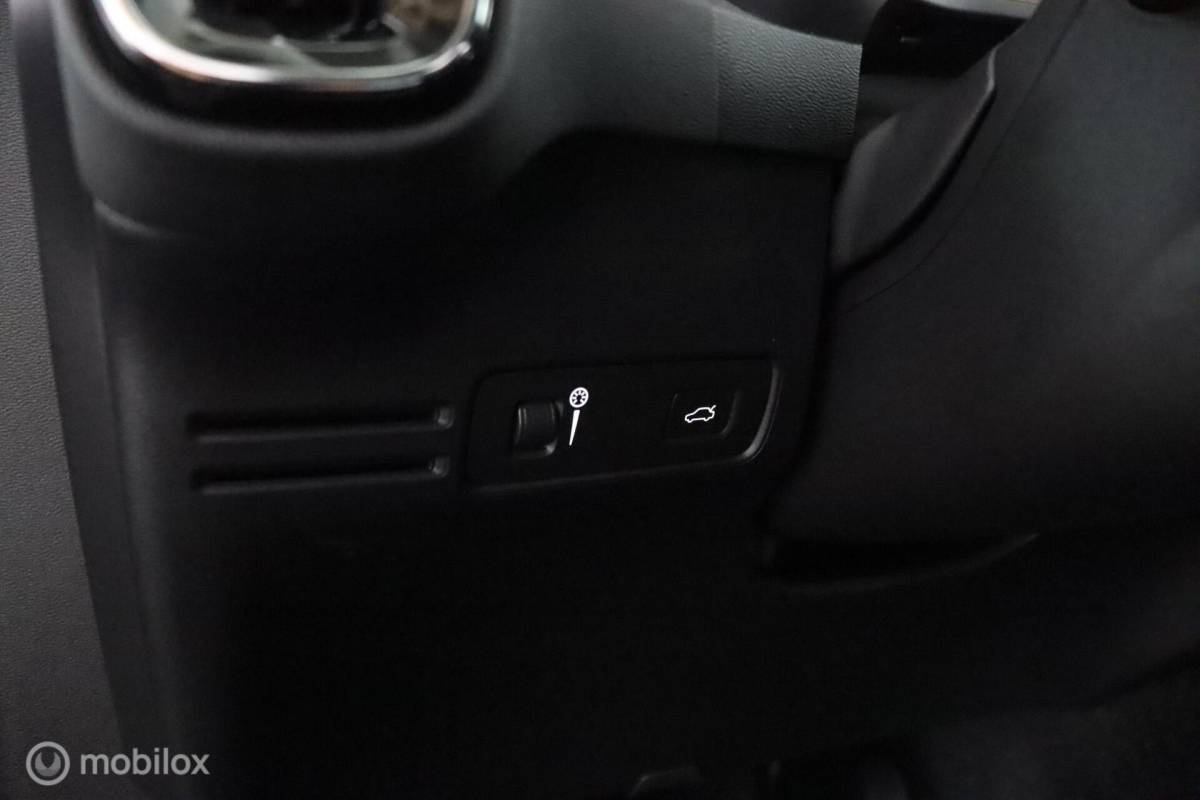 Volvo XC40 Volvo XC40 2.0 T5 AWD Intro Edition | Panoramadak | 360 Camera | Adaptive Cruise | Keyless | BLISS | Verwarmbare voorstoelen & Stuurwiel | Elektrische stoelen | Privacy Glass