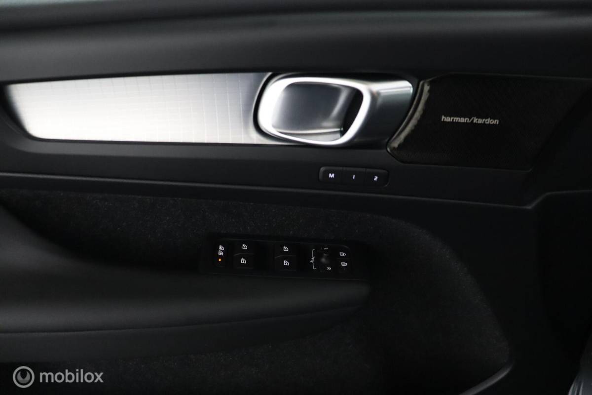 Volvo XC40 Volvo XC40 2.0 T5 AWD Intro Edition | Panoramadak | 360 Camera | Adaptive Cruise | Keyless | BLISS | Verwarmbare voorstoelen & Stuurwiel | Elektrische stoelen | Privacy Glass