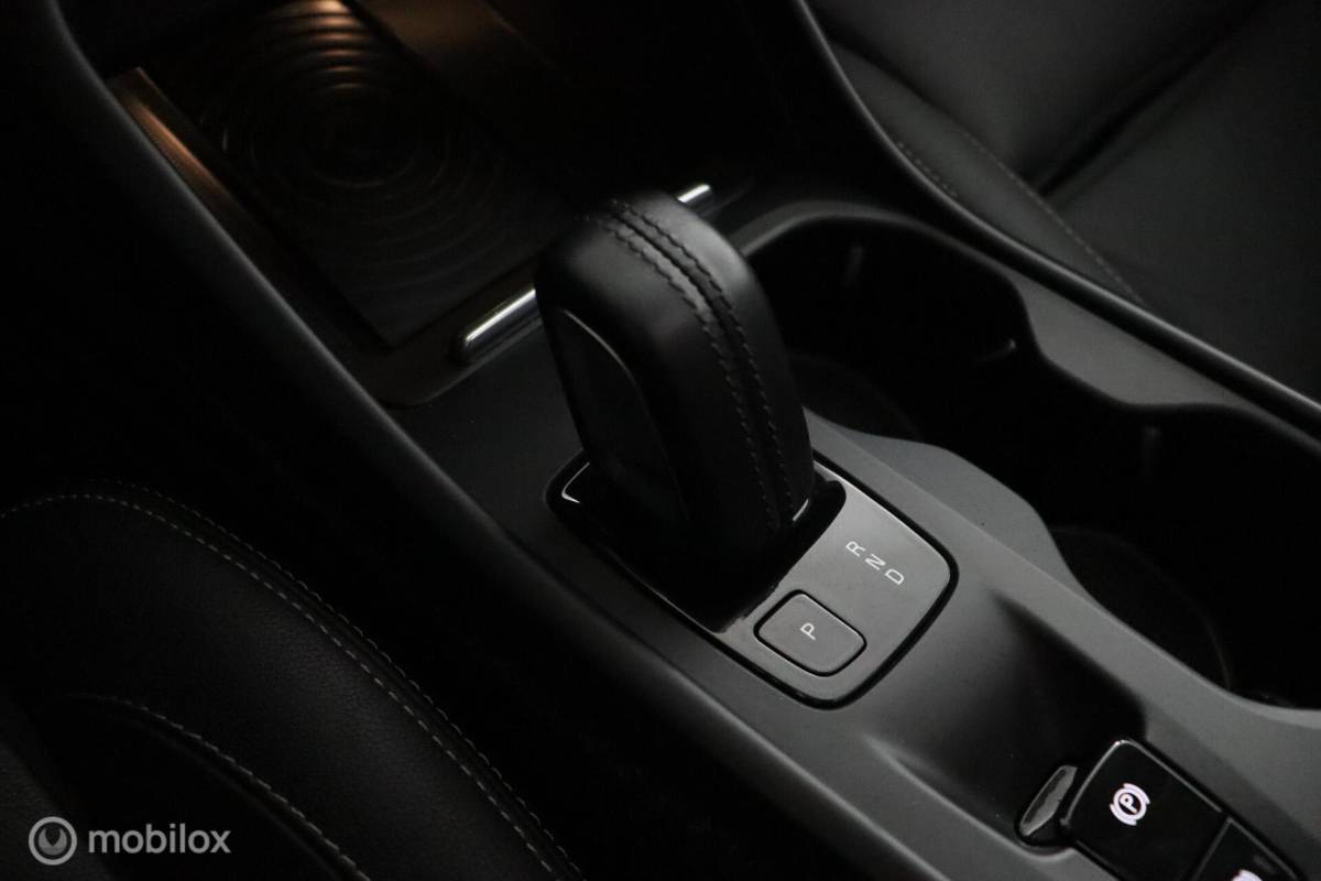 Volvo XC40 Volvo XC40 2.0 T5 AWD Intro Edition | Panoramadak | 360 Camera | Adaptive Cruise | Keyless | BLISS | Verwarmbare voorstoelen & Stuurwiel | Elektrische stoelen | Privacy Glass