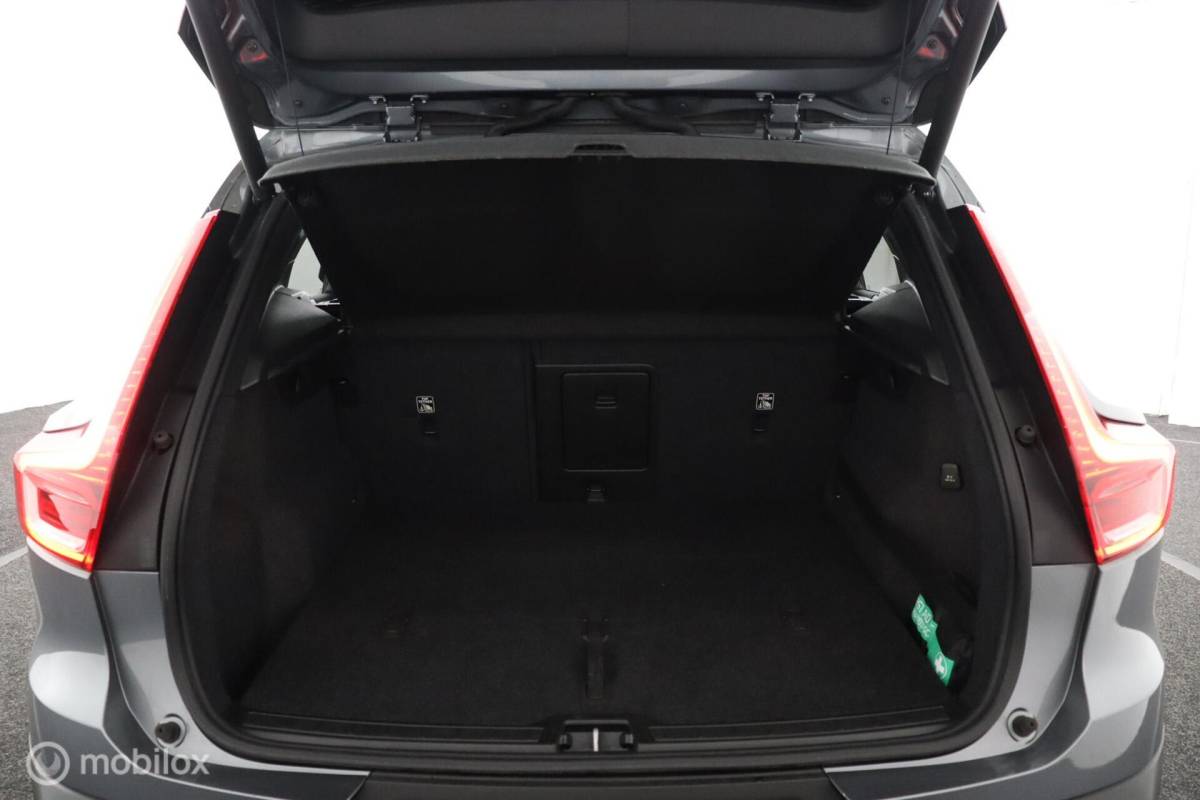 Volvo XC40 Volvo XC40 2.0 T5 AWD Intro Edition | Panoramadak | 360 Camera | Adaptive Cruise | Keyless | BLISS | Verwarmbare voorstoelen & Stuurwiel | Elektrische stoelen | Privacy Glass
