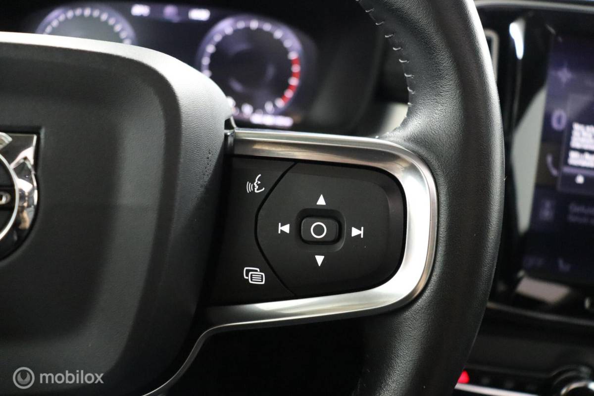 Volvo XC40 Volvo XC40 2.0 T5 AWD Intro Edition | Panoramadak | 360 Camera | Adaptive Cruise | Keyless | BLISS | Verwarmbare voorstoelen & Stuurwiel | Elektrische stoelen | Privacy Glass