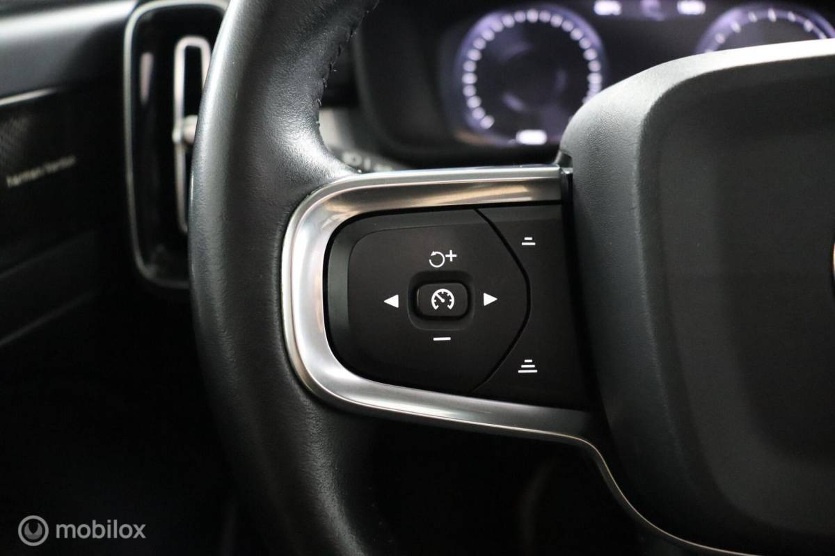 Volvo XC40 Volvo XC40 2.0 T5 AWD Intro Edition | Panoramadak | 360 Camera | Adaptive Cruise | Keyless | BLISS | Verwarmbare voorstoelen & Stuurwiel | Elektrische stoelen | Privacy Glass