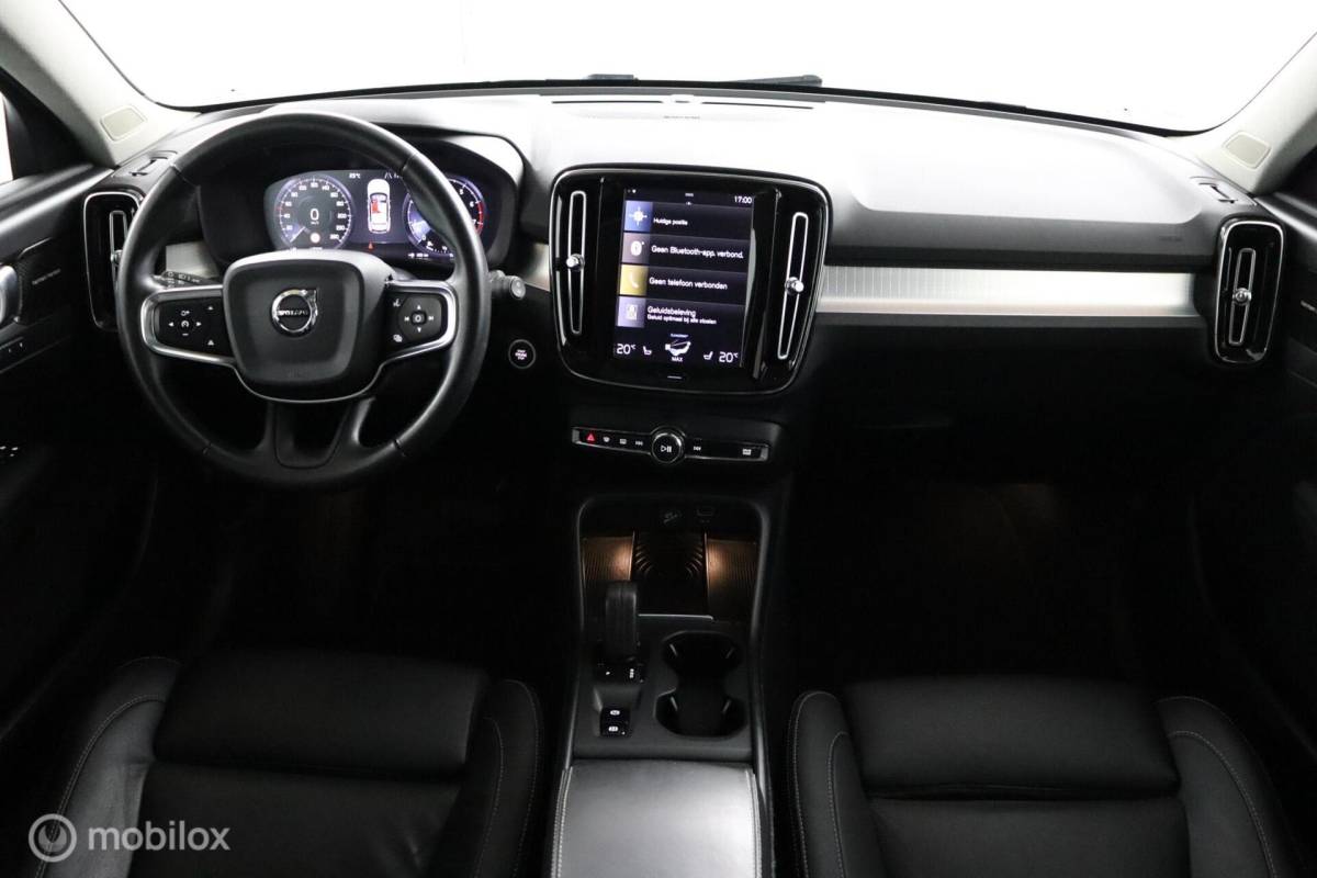 Volvo XC40 Volvo XC40 2.0 T5 AWD Intro Edition | Panoramadak | 360 Camera | Adaptive Cruise | Keyless | BLISS | Verwarmbare voorstoelen & Stuurwiel | Elektrische stoelen | Privacy Glass