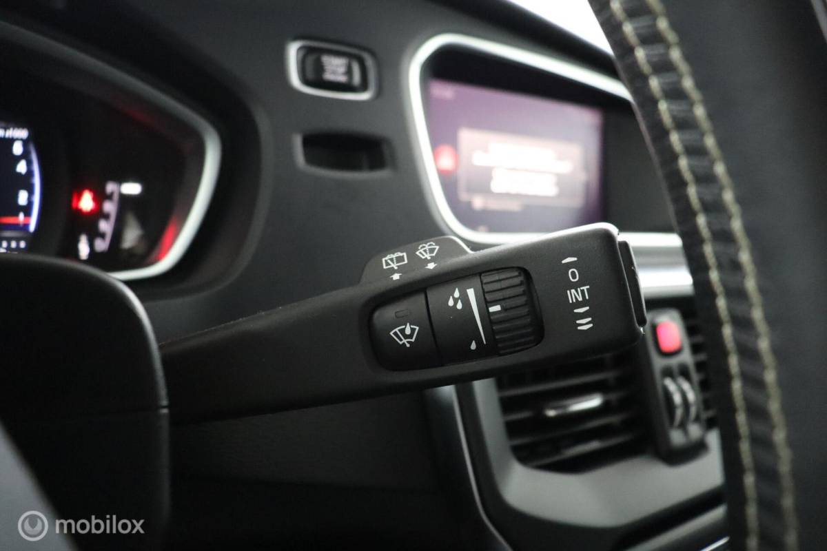 Volvo V40 Volvo V40 1.5 T3 Polar+ Sport | 32.624KM | Panoramadak | Keyless | DAB | Verwarmbare Voorstoelen | Privacy Glass