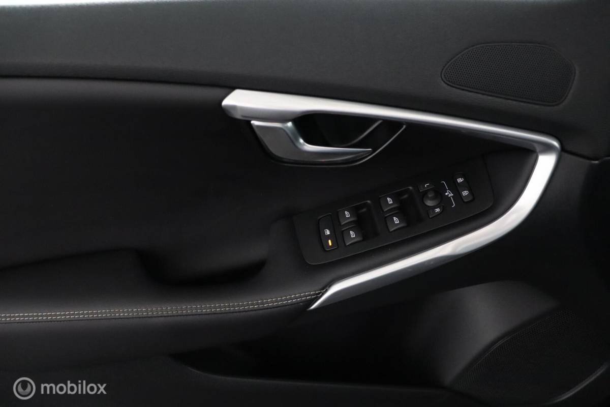 Volvo V40 Volvo V40 1.5 T3 Polar+ Sport | 32.624KM | Panoramadak | Keyless | DAB | Verwarmbare Voorstoelen | Privacy Glass