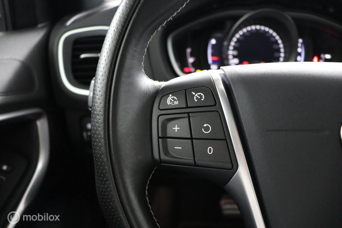 Volvo V40 Volvo V40 1.5 T3 Polar+ Sport | 32.624KM | Panoramadak | Keyless | DAB | Verwarmbare Voorstoelen | Privacy Glass