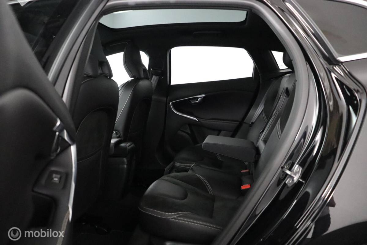 Volvo V40 Volvo V40 1.5 T3 Polar+ Sport | 32.624KM | Panoramadak | Keyless | DAB | Verwarmbare Voorstoelen | Privacy Glass