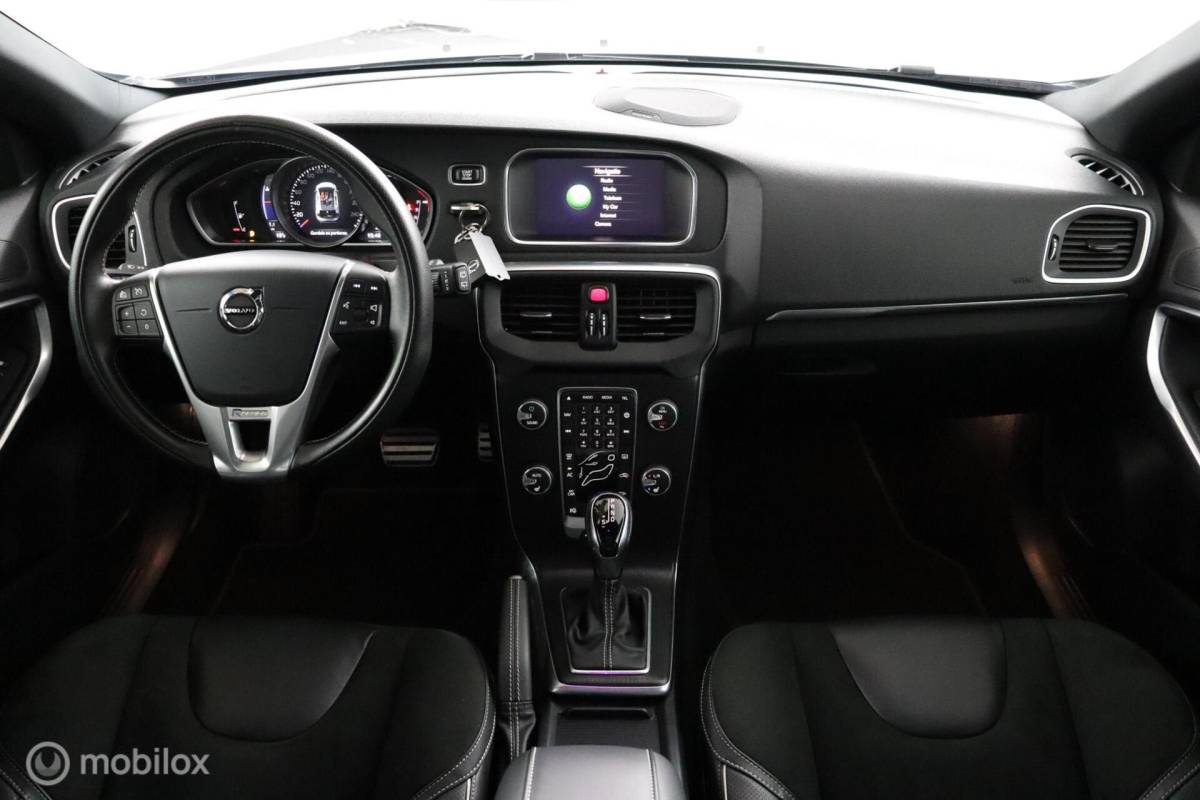 Volvo V40 Volvo V40 1.5 T3 Polar+ Sport | 32.624KM | Panoramadak | Keyless | DAB | Verwarmbare Voorstoelen | Privacy Glass