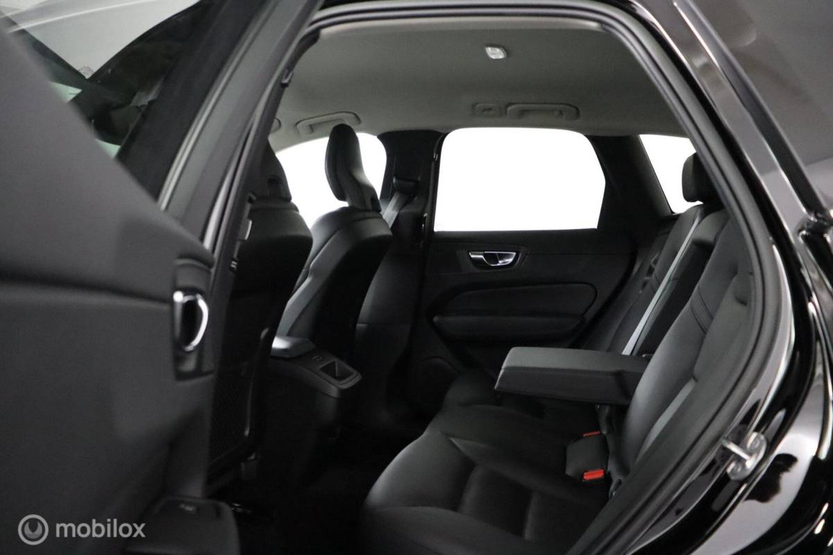 Volvo XC60 Volvo XC60 2.0 B5 Momentum Business | Adaptive Cruise | Trekhaak | Verwarmbare voorstoelen & Stuurwiel | Camera | Elektrische Stoelen | DAB | Google