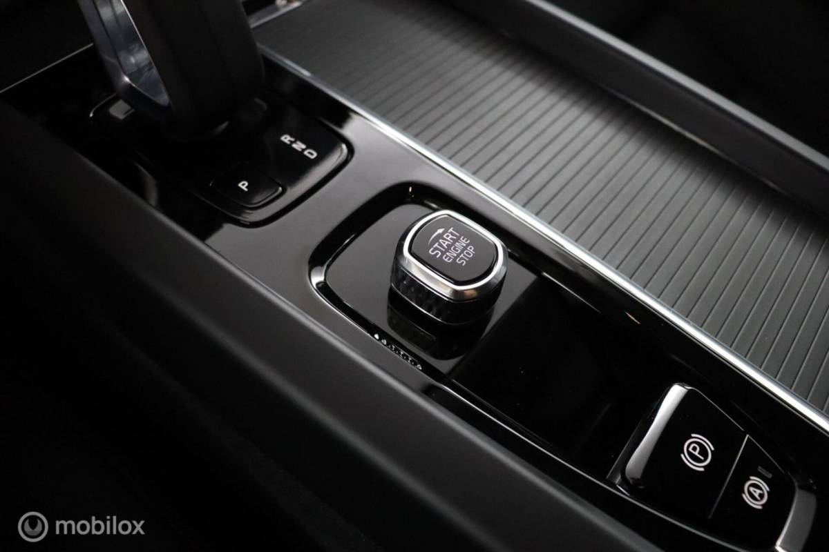 Volvo XC60 Volvo XC60 2.0 B5 Momentum Business | Adaptive Cruise | Trekhaak | Verwarmbare voorstoelen & Stuurwiel | Camera | Elektrische Stoelen | DAB | Google