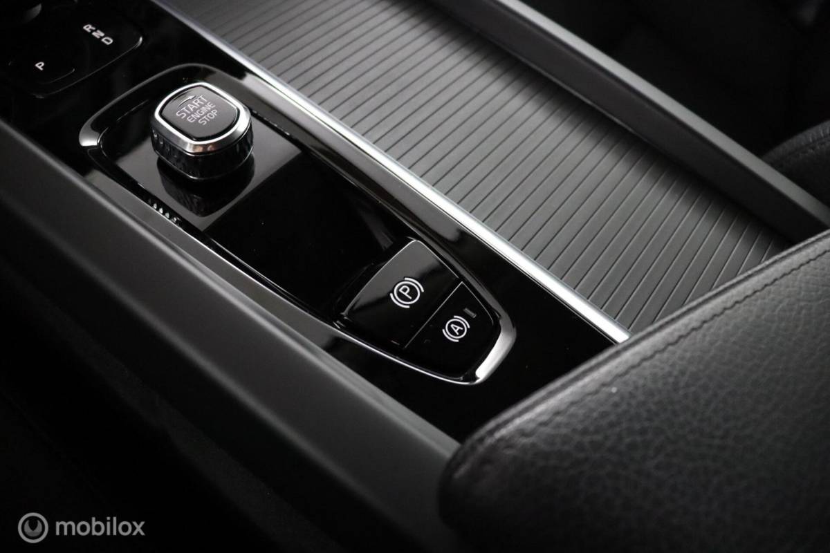 Volvo XC60 Volvo XC60 2.0 B5 Momentum Business | Adaptive Cruise | Trekhaak | Verwarmbare voorstoelen & Stuurwiel | Camera | Elektrische Stoelen | DAB | Google
