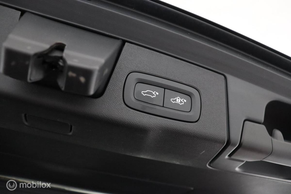 Volvo XC60 Volvo XC60 2.0 B5 Momentum Business | Adaptive Cruise | Trekhaak | Verwarmbare voorstoelen & Stuurwiel | Camera | Elektrische Stoelen | DAB | Google
