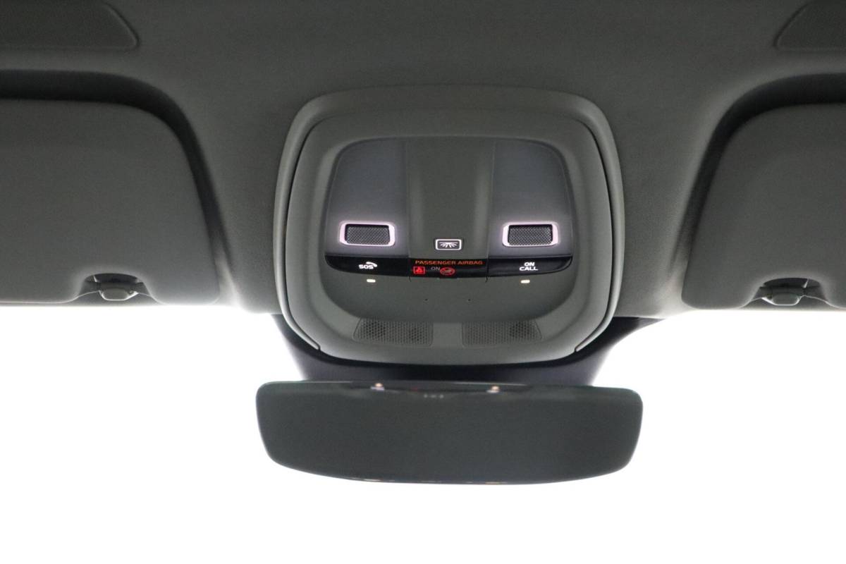 Volvo XC60 Volvo XC60 2.0 B5 Momentum Business | Adaptive Cruise | Trekhaak | Verwarmbare voorstoelen & Stuurwiel | Camera | Elektrische Stoelen | DAB | Google
