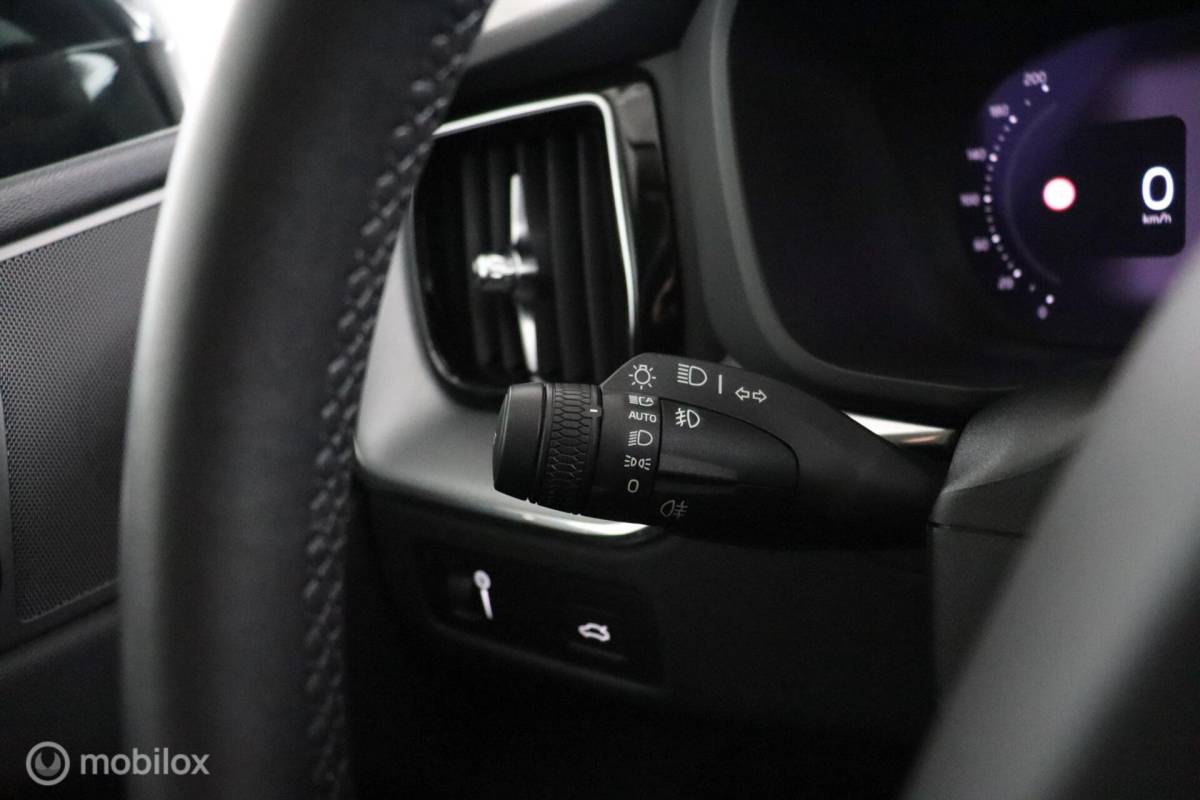 Volvo XC60 Volvo XC60 2.0 B5 Momentum Business | Adaptive Cruise | Trekhaak | Verwarmbare voorstoelen & Stuurwiel | Camera | Elektrische Stoelen | DAB | Google