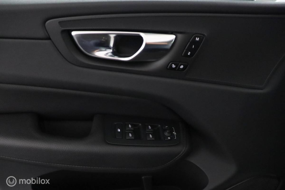 Volvo XC60 Volvo XC60 2.0 B5 Momentum Business | Adaptive Cruise | Trekhaak | Verwarmbare voorstoelen & Stuurwiel | Camera | Elektrische Stoelen | DAB | Google