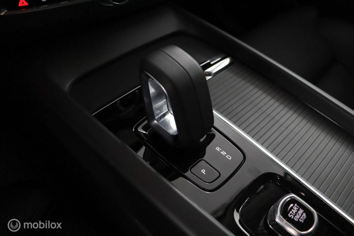 Volvo XC60 Volvo XC60 2.0 B5 Momentum Business | Adaptive Cruise | Trekhaak | Verwarmbare voorstoelen & Stuurwiel | Camera | Elektrische Stoelen | DAB | Google