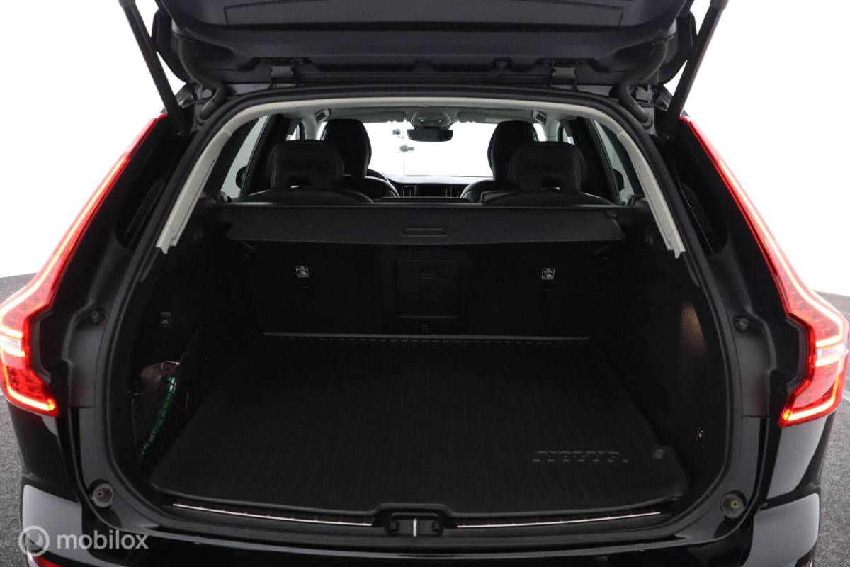 Volvo XC60 Volvo XC60 2.0 B5 Momentum Business | Adaptive Cruise | Trekhaak | Verwarmbare voorstoelen & Stuurwiel | Camera | Elektrische Stoelen | DAB | Google