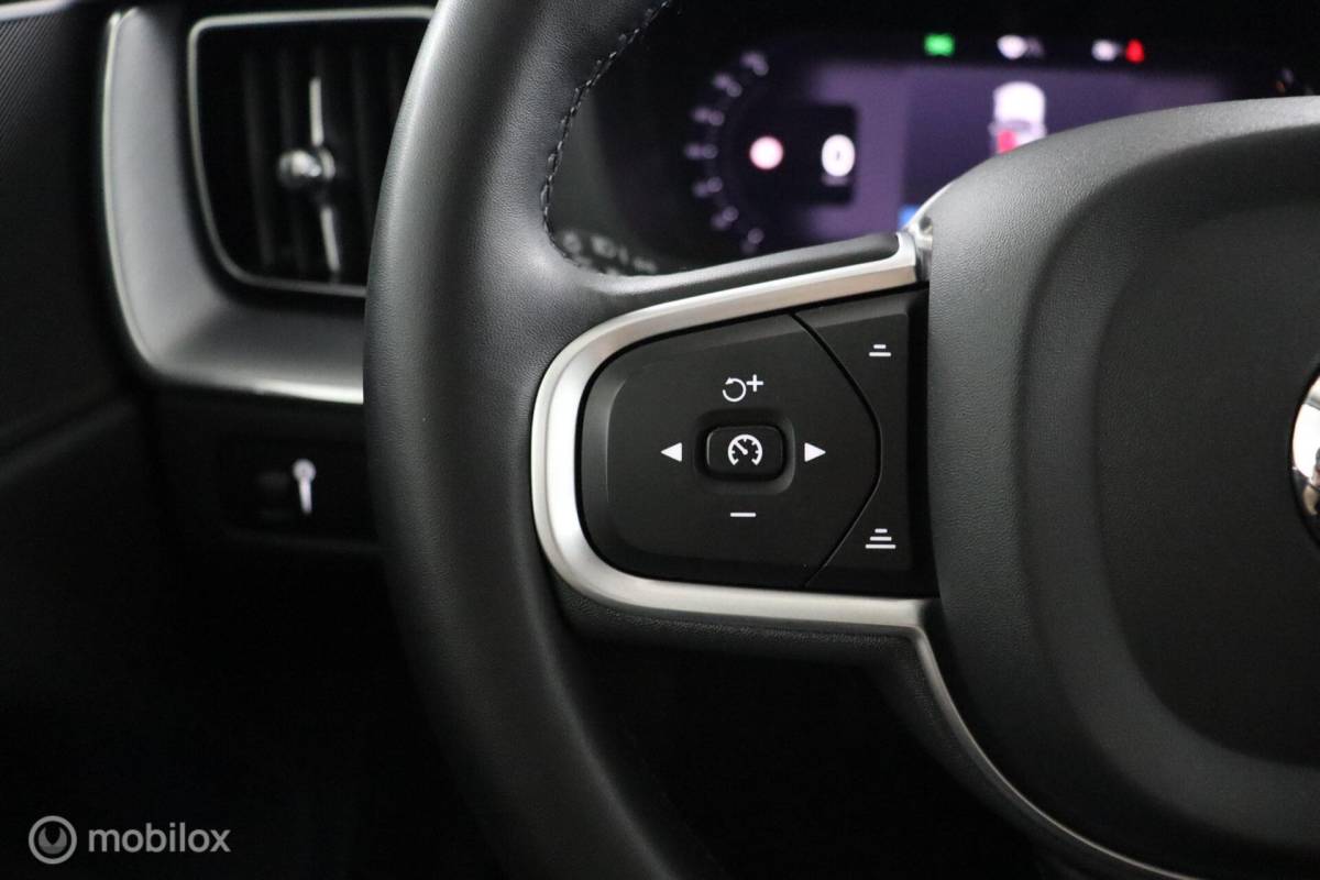 Volvo XC60 Volvo XC60 2.0 B5 Momentum Business | Adaptive Cruise | Trekhaak | Verwarmbare voorstoelen & Stuurwiel | Camera | Elektrische Stoelen | DAB | Google