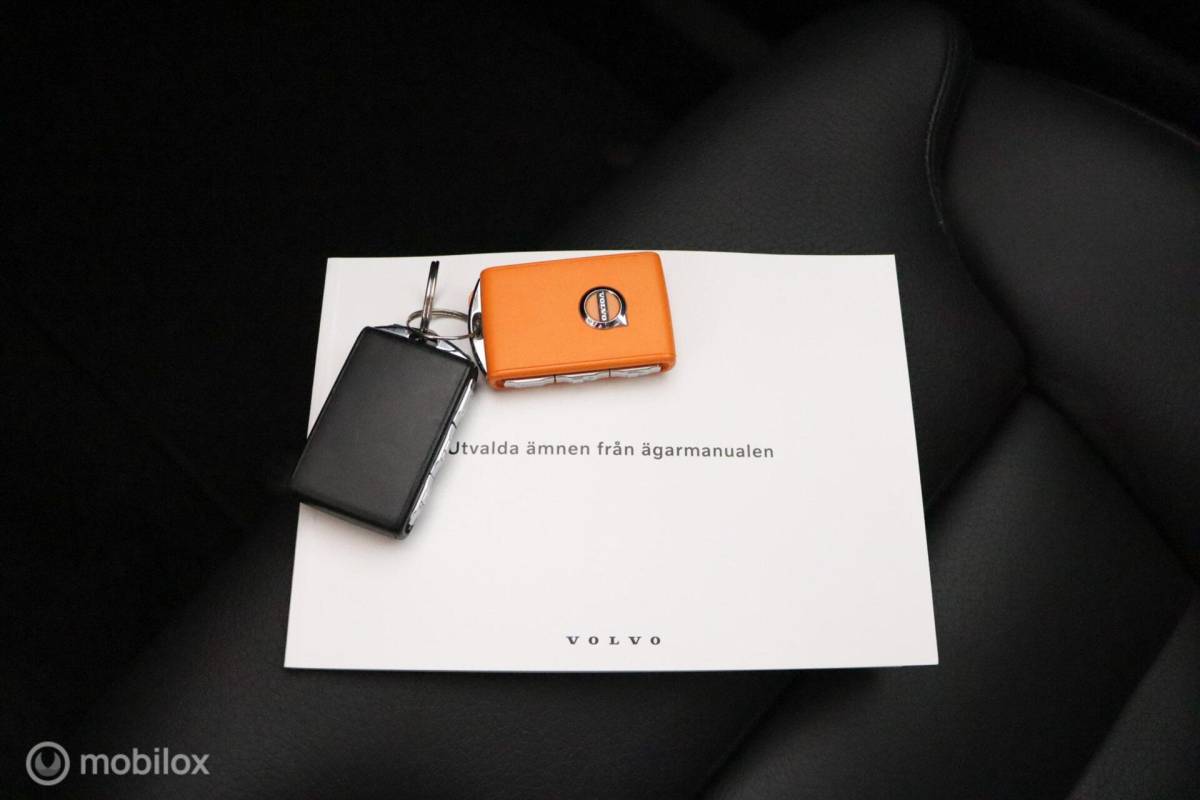 Volvo XC60 Volvo XC60 2.0 B5 Momentum Business | Adaptive Cruise | Trekhaak | Verwarmbare voorstoelen & Stuurwiel | Camera | Elektrische Stoelen | DAB | Google