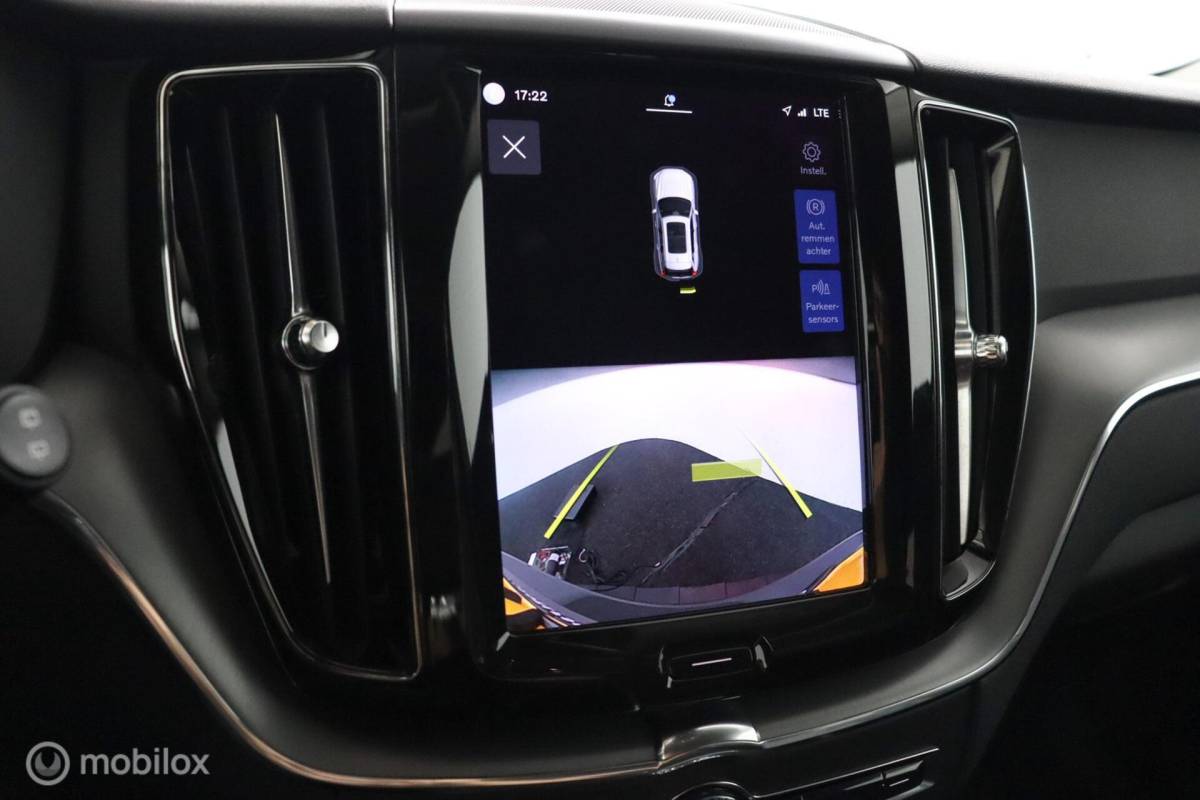 Volvo XC60 Volvo XC60 2.0 B5 Momentum Business | Adaptive Cruise | Trekhaak | Verwarmbare voorstoelen & Stuurwiel | Camera | Elektrische Stoelen | DAB | Google