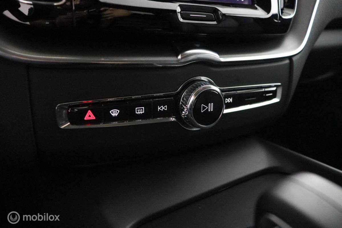 Volvo XC60 Volvo XC60 2.0 B5 Momentum Business | Adaptive Cruise | Trekhaak | Verwarmbare voorstoelen & Stuurwiel | Camera | Elektrische Stoelen | DAB | Google