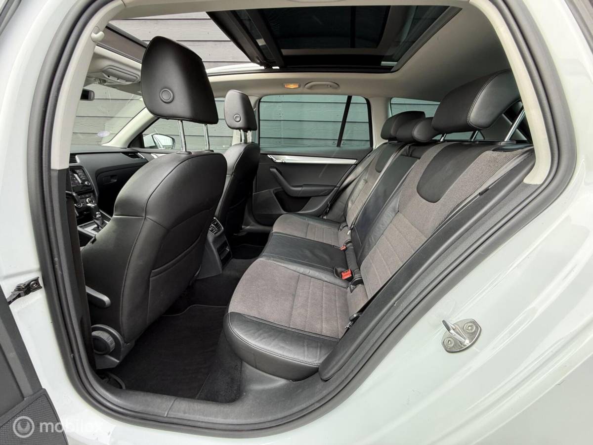 Škoda Octavia Skoda Octavia Combi 1.0 TSI Style DSG/Pano.dak/Trekhaak/Clima/Cruise