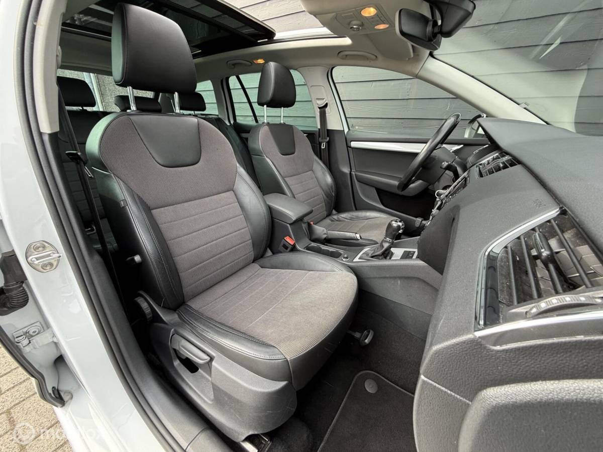 Škoda Octavia Skoda Octavia Combi 1.0 TSI Style DSG/Pano.dak/Trekhaak/Clima/Cruise