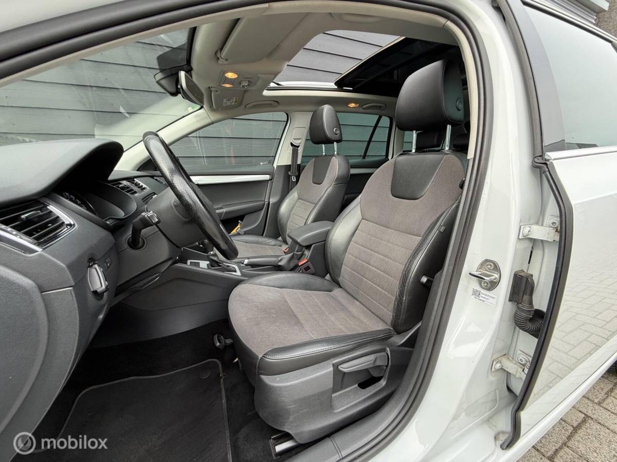 Škoda Octavia Skoda Octavia Combi 1.0 TSI Style DSG/Pano.dak/Trekhaak/Clima/Cruise