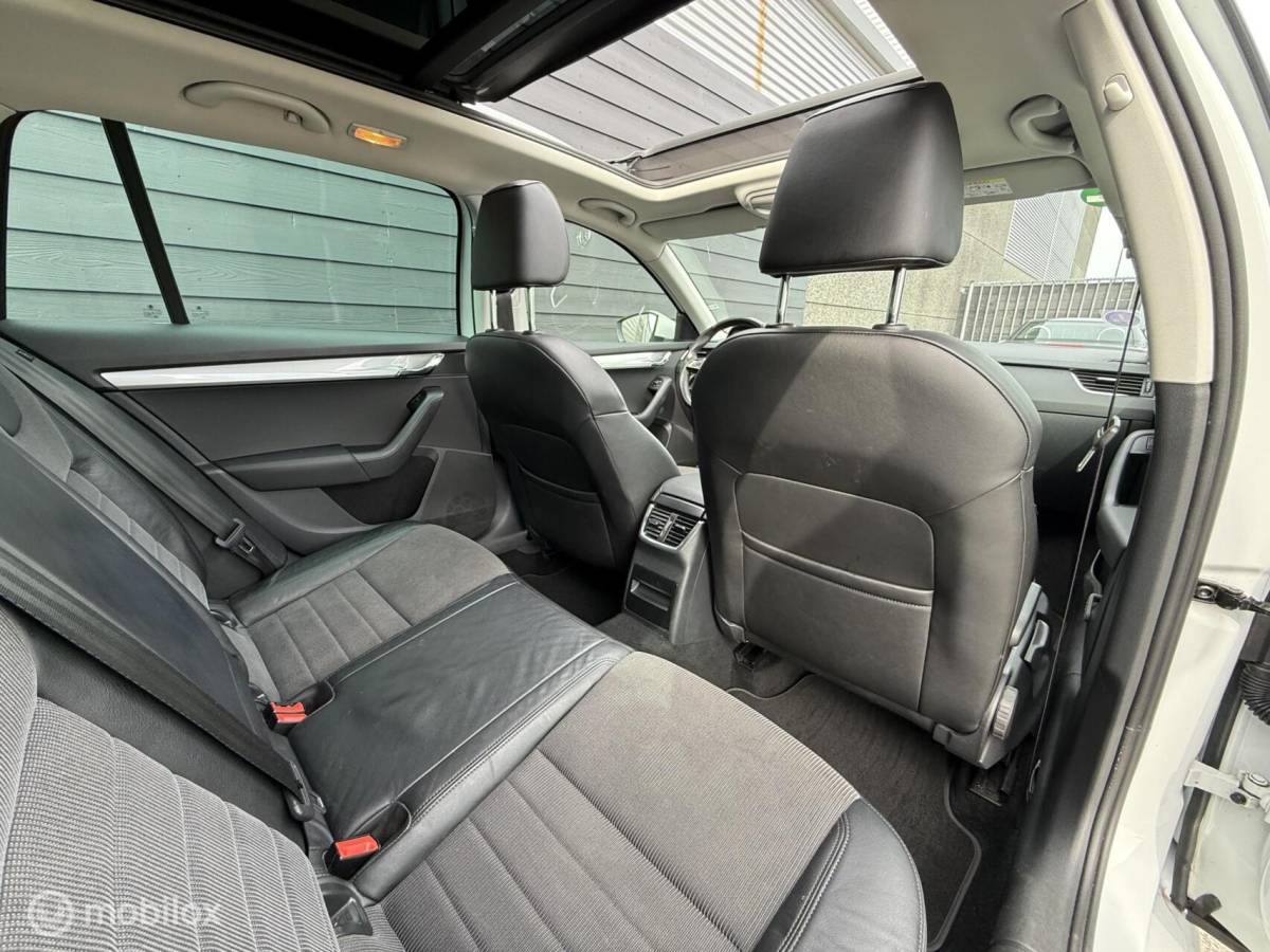 Škoda Octavia Skoda Octavia Combi 1.0 TSI Style DSG/Pano.dak/Trekhaak/Clima/Cruise
