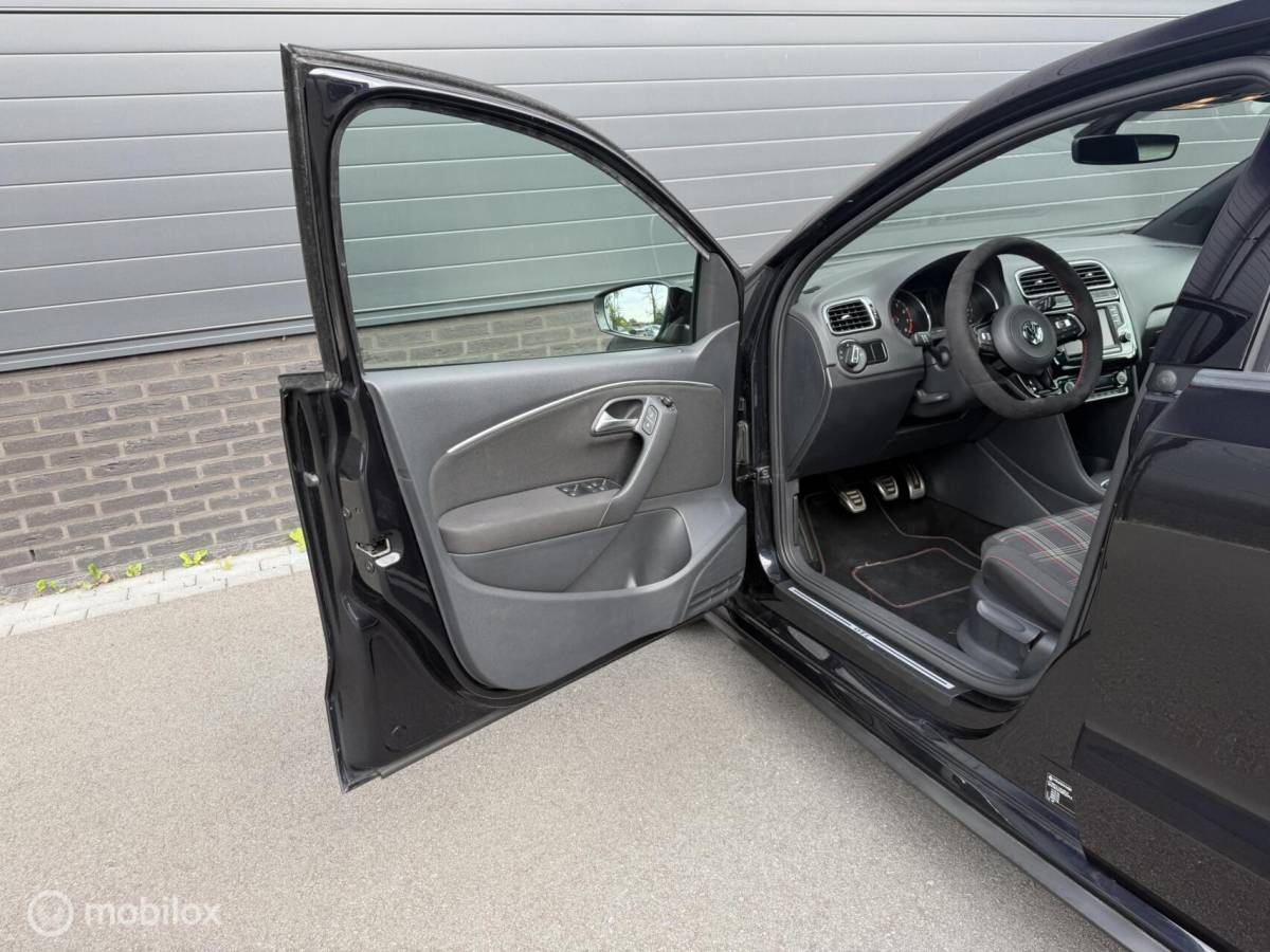Volkswagen Polo Volkswagen Polo 1.8 TSI GTI FULL OPTIONS! CLIMA*CARPLAY*CRUISE*PDC*18INCH