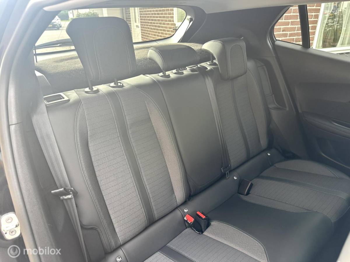 Peugeot e-2008 Peugeot e-2008 EV Allure Pack 50 kWh CARPLAY ACHTERUITRIJ CAMERA PRIVACY GLAS ACCU GARANTIE MOOIE AUTO!!
