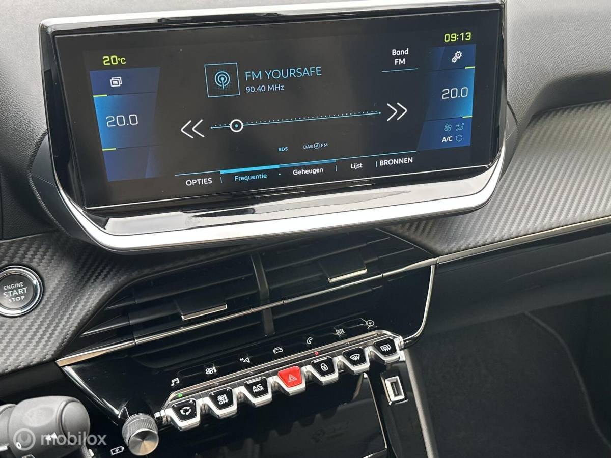 Peugeot e-2008 Peugeot e-2008 EV Allure Pack 50 kWh CARPLAY ACHTERUITRIJ CAMERA PRIVACY GLAS ACCU GARANTIE MOOIE AUTO!!