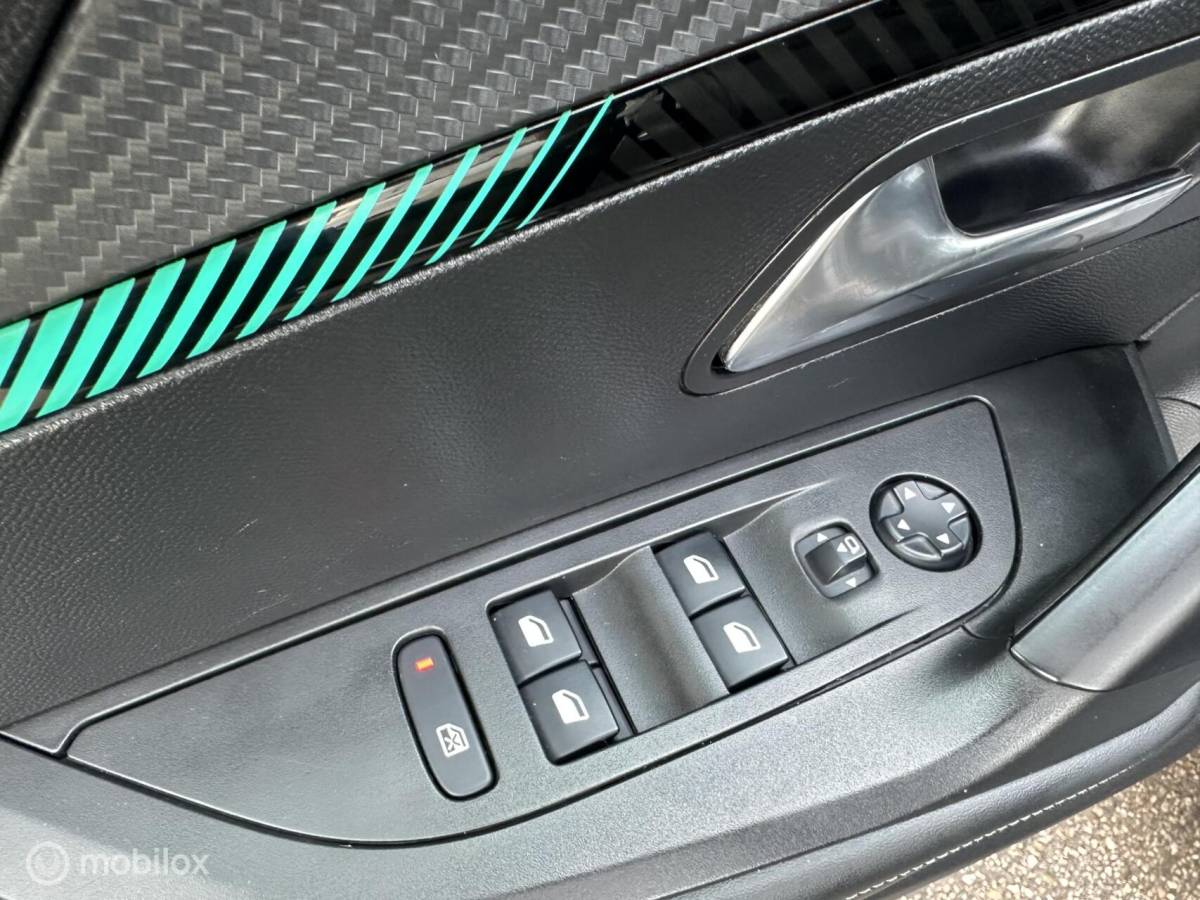 Peugeot e-2008 Peugeot e-2008 EV Allure Pack 50 kWh CARPLAY ACHTERUITRIJ CAMERA PRIVACY GLAS ACCU GARANTIE MOOIE AUTO!!