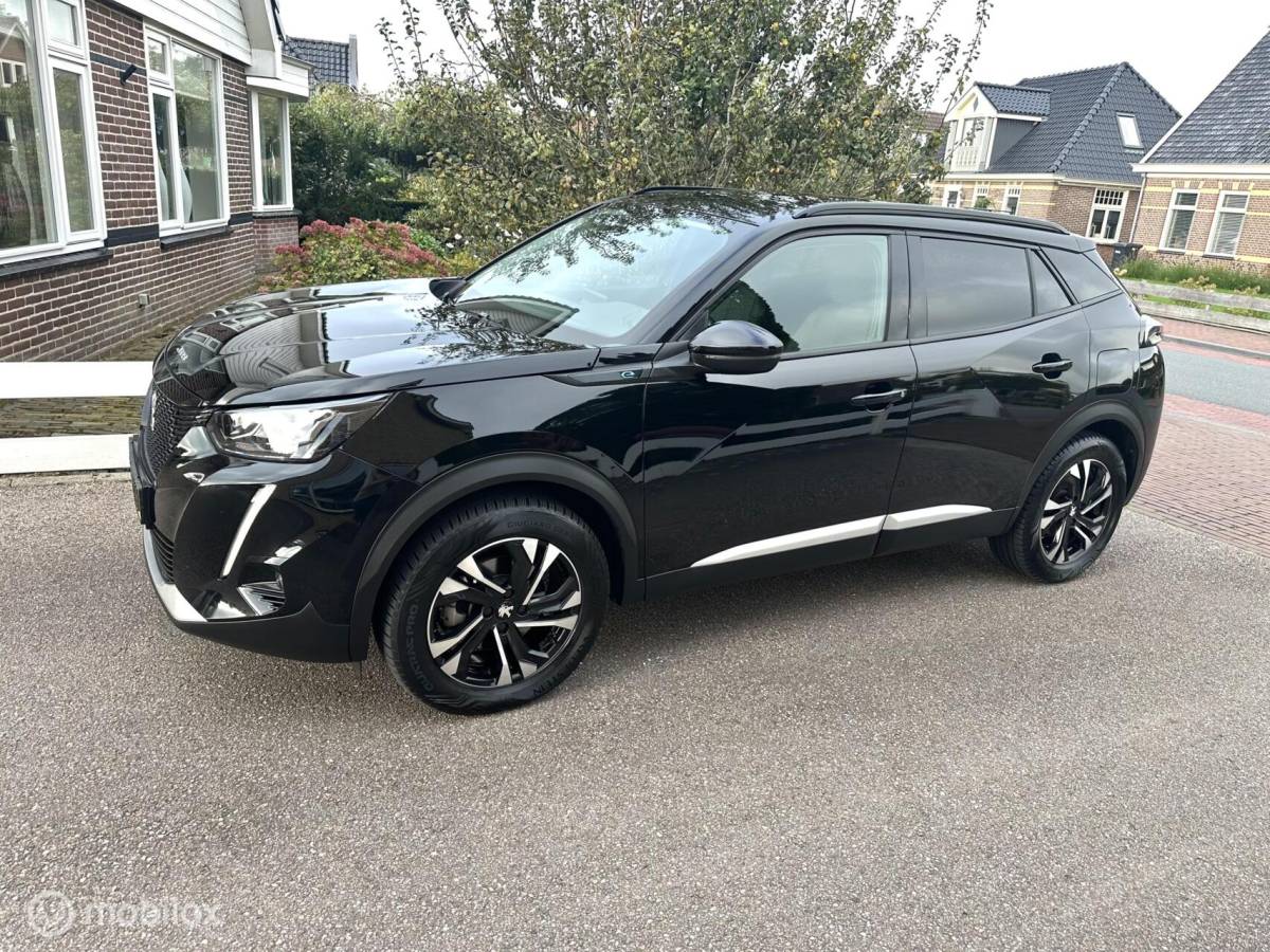 Peugeot e-2008 Peugeot e-2008 EV Allure Pack 50 kWh CARPLAY ACHTERUITRIJ CAMERA PRIVACY GLAS ACCU GARANTIE MOOIE AUTO!!