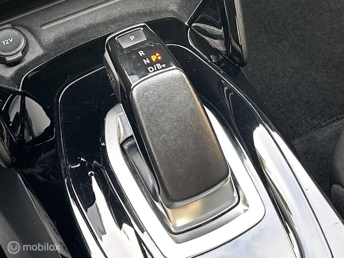 Peugeot e-2008 Peugeot e-2008 EV Allure Pack 50 kWh CARPLAY ACHTERUITRIJ CAMERA PRIVACY GLAS ACCU GARANTIE MOOIE AUTO!!
