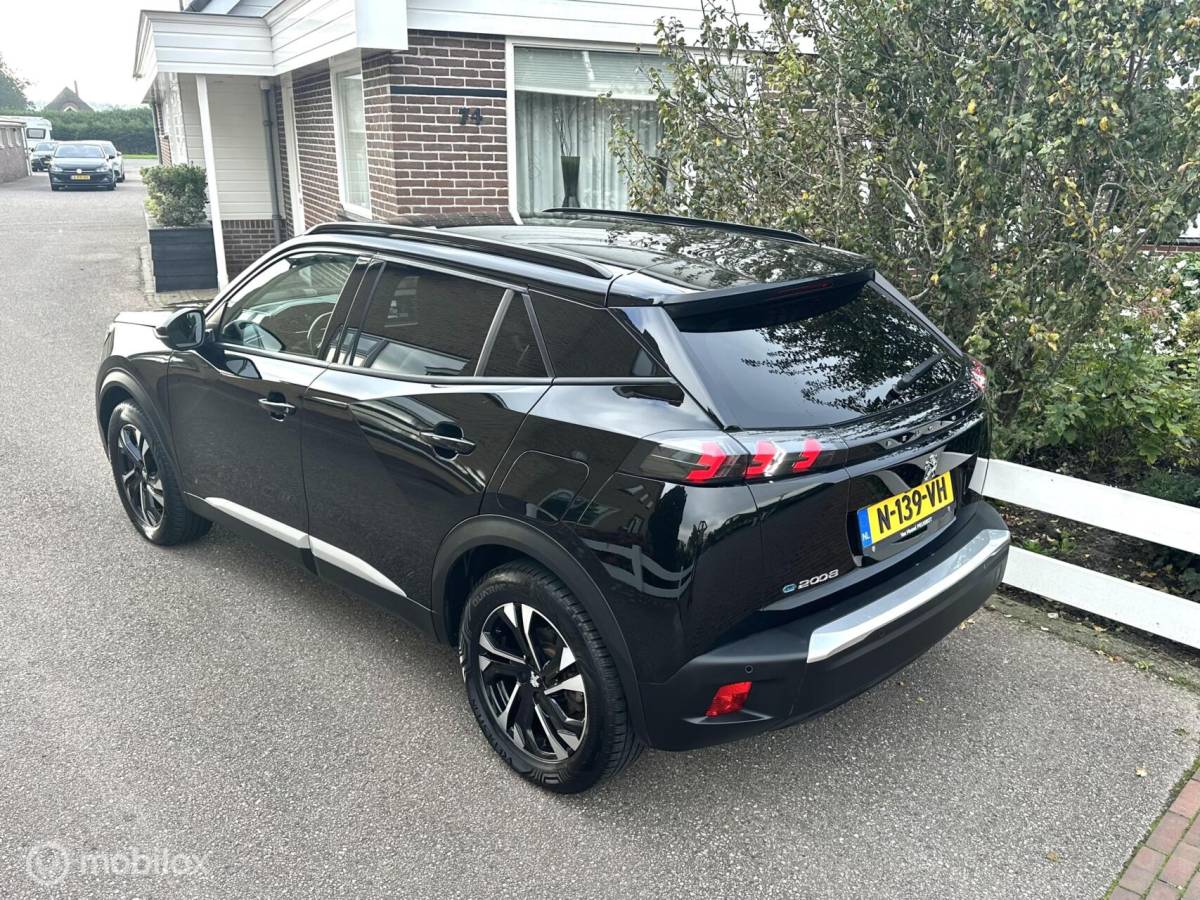 Peugeot e-2008 Peugeot e-2008 EV Allure Pack 50 kWh CARPLAY ACHTERUITRIJ CAMERA PRIVACY GLAS ACCU GARANTIE MOOIE AUTO!!