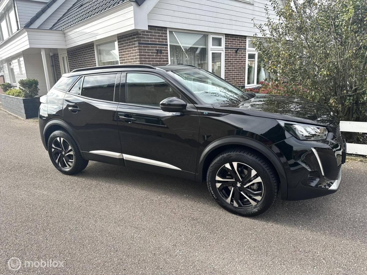 Peugeot e-2008 Peugeot e-2008 EV Allure Pack 50 kWh CARPLAY ACHTERUITRIJ CAMERA PRIVACY GLAS ACCU GARANTIE MOOIE AUTO!!