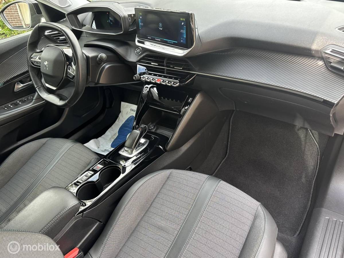 Peugeot e-2008 Peugeot e-2008 EV Allure Pack 50 kWh CARPLAY ACHTERUITRIJ CAMERA PRIVACY GLAS ACCU GARANTIE MOOIE AUTO!!