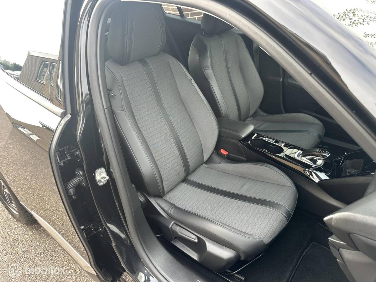 Peugeot e-2008 Peugeot e-2008 EV Allure Pack 50 kWh CARPLAY ACHTERUITRIJ CAMERA PRIVACY GLAS ACCU GARANTIE MOOIE AUTO!!