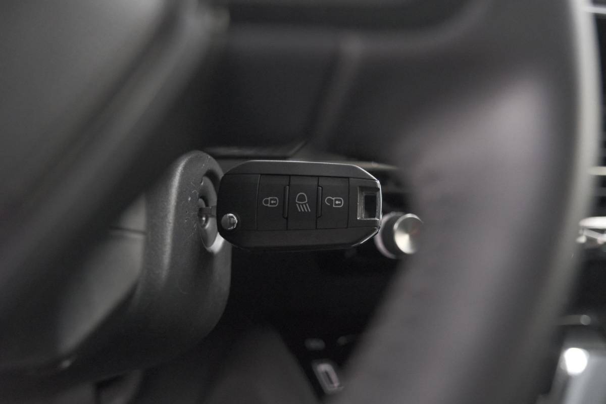 Peugeot 208 Peugeot 208 1.2 Hybrid 110 e-DCS6 Allure | Apple Carplay | Parkeersensoren Voor + Achter | Climate Control