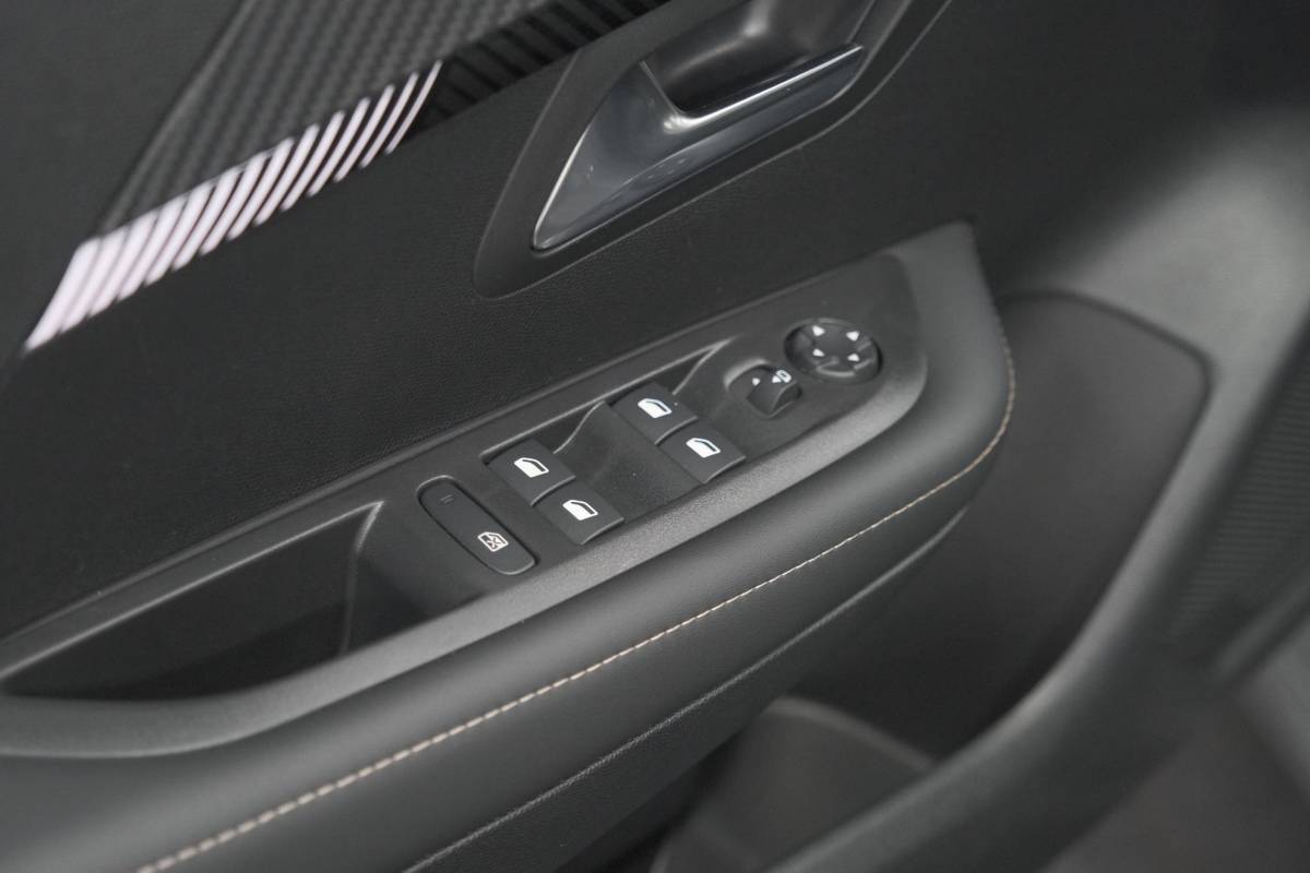 Peugeot 208 Peugeot 208 1.2 Hybrid 110 e-DCS6 Allure | Apple Carplay | Parkeersensoren Voor + Achter | Climate Control