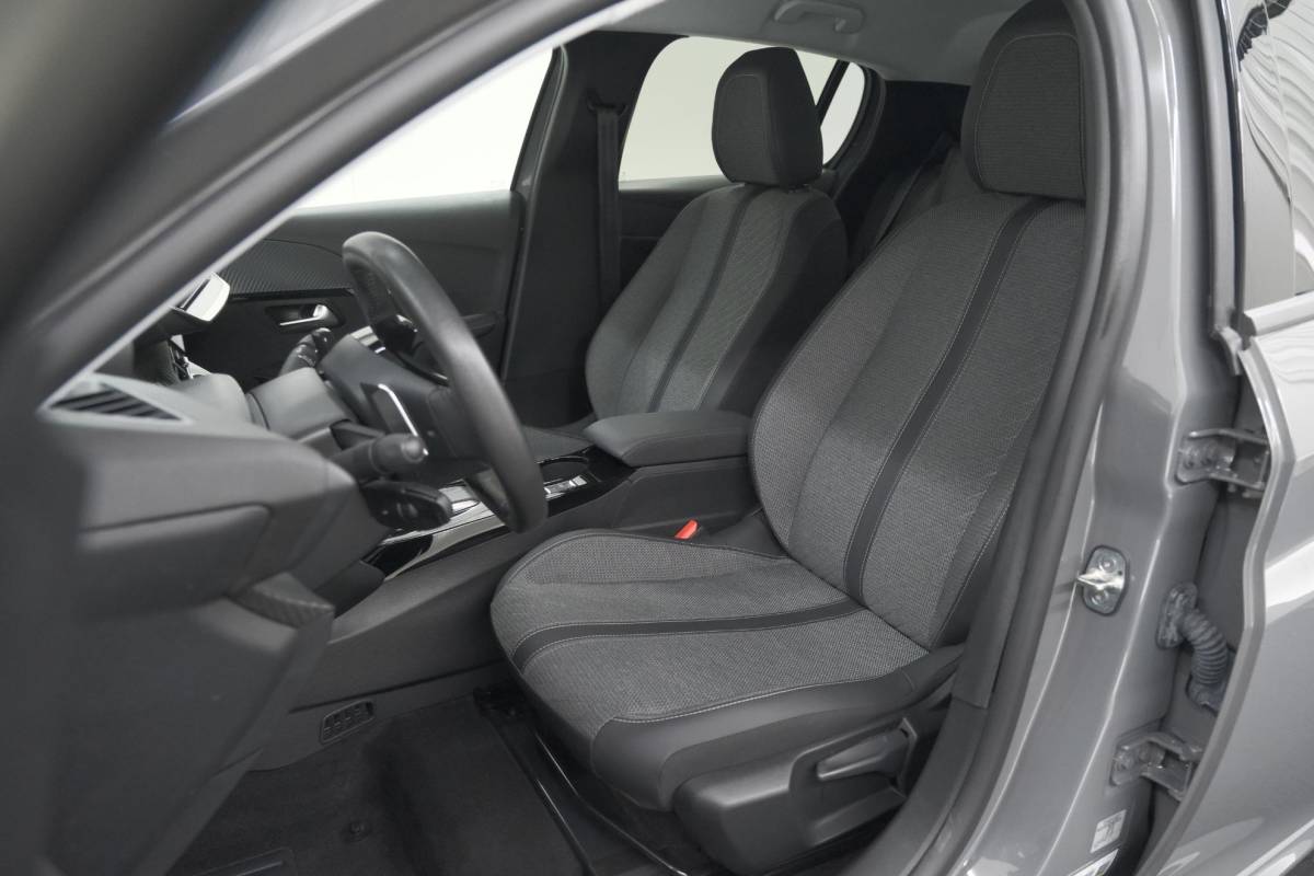 Peugeot 208 Peugeot 208 1.2 Hybrid 110 e-DCS6 Allure | Apple Carplay | Parkeersensoren Voor + Achter | Climate Control