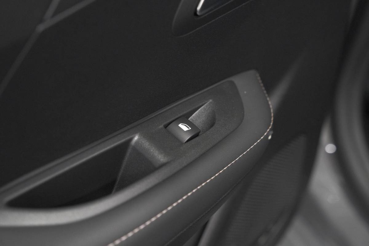 Peugeot 208 Peugeot 208 1.2 Hybrid 110 e-DCS6 Allure | Apple Carplay | Parkeersensoren Voor + Achter | Climate Control