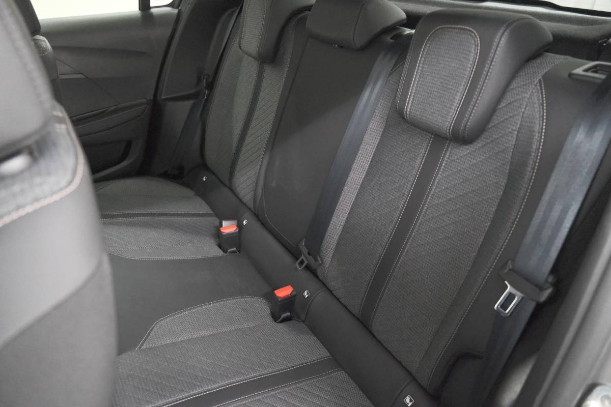 Peugeot 208 Peugeot 208 1.2 Hybrid 110 e-DCS6 Allure | Apple Carplay | Parkeersensoren Voor + Achter | Climate Control